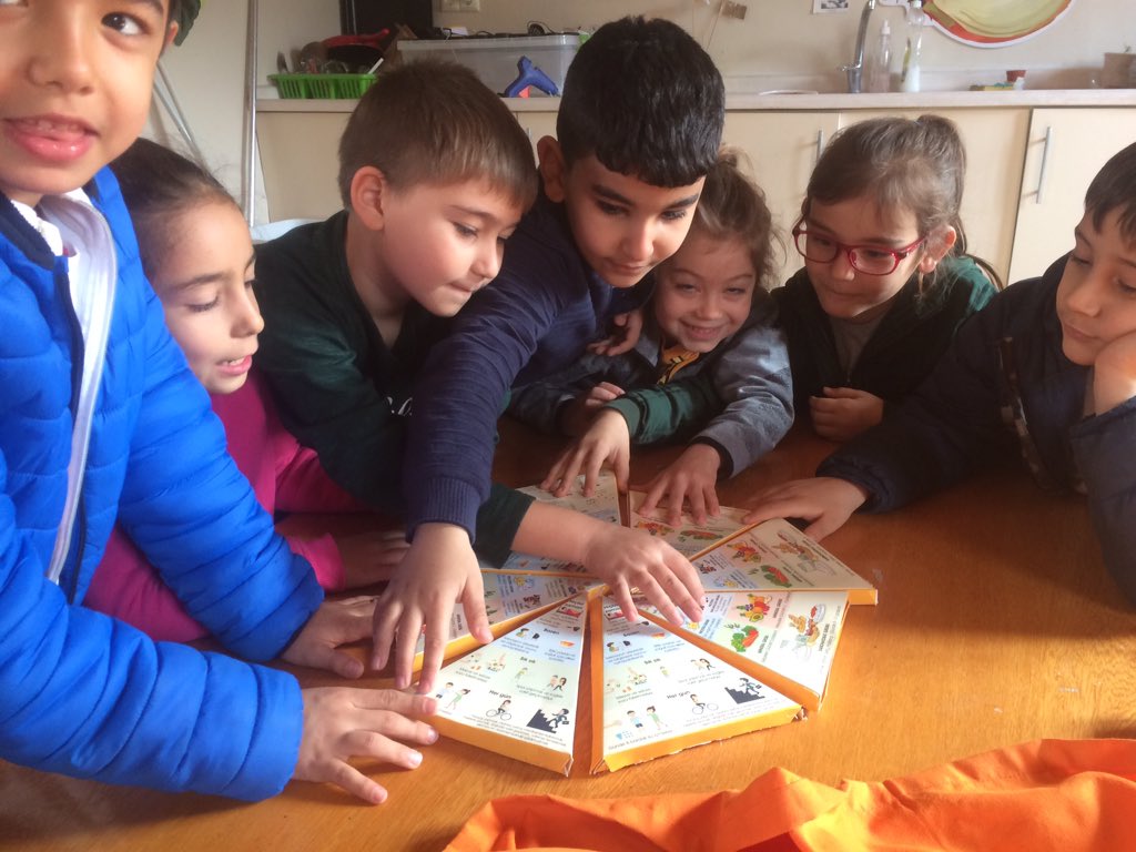 elfmertekoloji's tweet photo. Denizli Doğa Koleji öğrencileri sağlıklı beslenme piramidini eğlenerek öğreniyor. @MerveTopcuoglu @Ozgukryrr @KvancBarlas @VolkanKurnaz11 @DogaDenizli https://t.co/RwgQ4B9egC