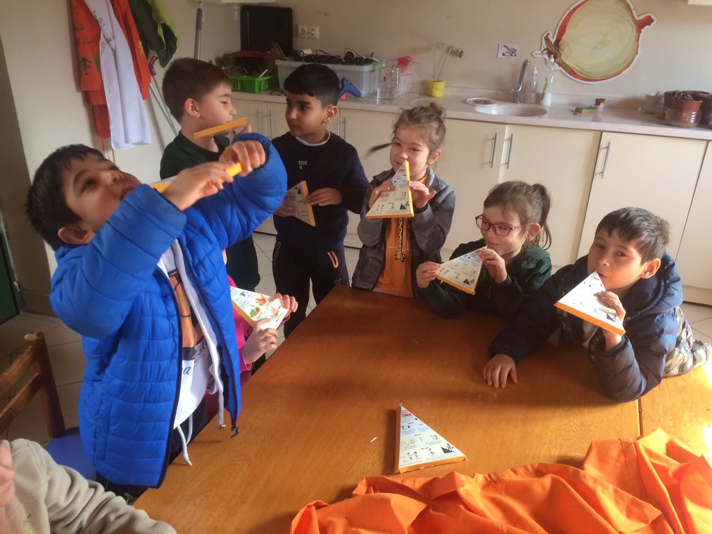 elfmertekoloji's tweet photo. Denizli Doğa Koleji öğrencileri sağlıklı beslenme piramidini eğlenerek öğreniyor. @MerveTopcuoglu @Ozgukryrr @KvancBarlas @VolkanKurnaz11 @DogaDenizli https://t.co/RwgQ4B9egC