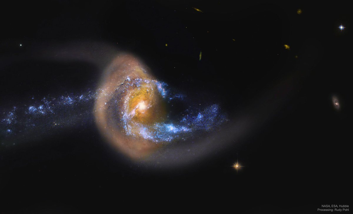 alex_riveiro's tweet photo. Este extraño paisaje es NGC 7714. Una galaxia distorsionada por una colisión pasada (hace 150 millones de años), El azul de las estrellas más jóvenes y brillantes se mezcla con el amarillo de estrellas más viejas y similares al Sol. Está a 130 millones de años-luz. #FelizJueves https://t.co/GU4qDv0k4i