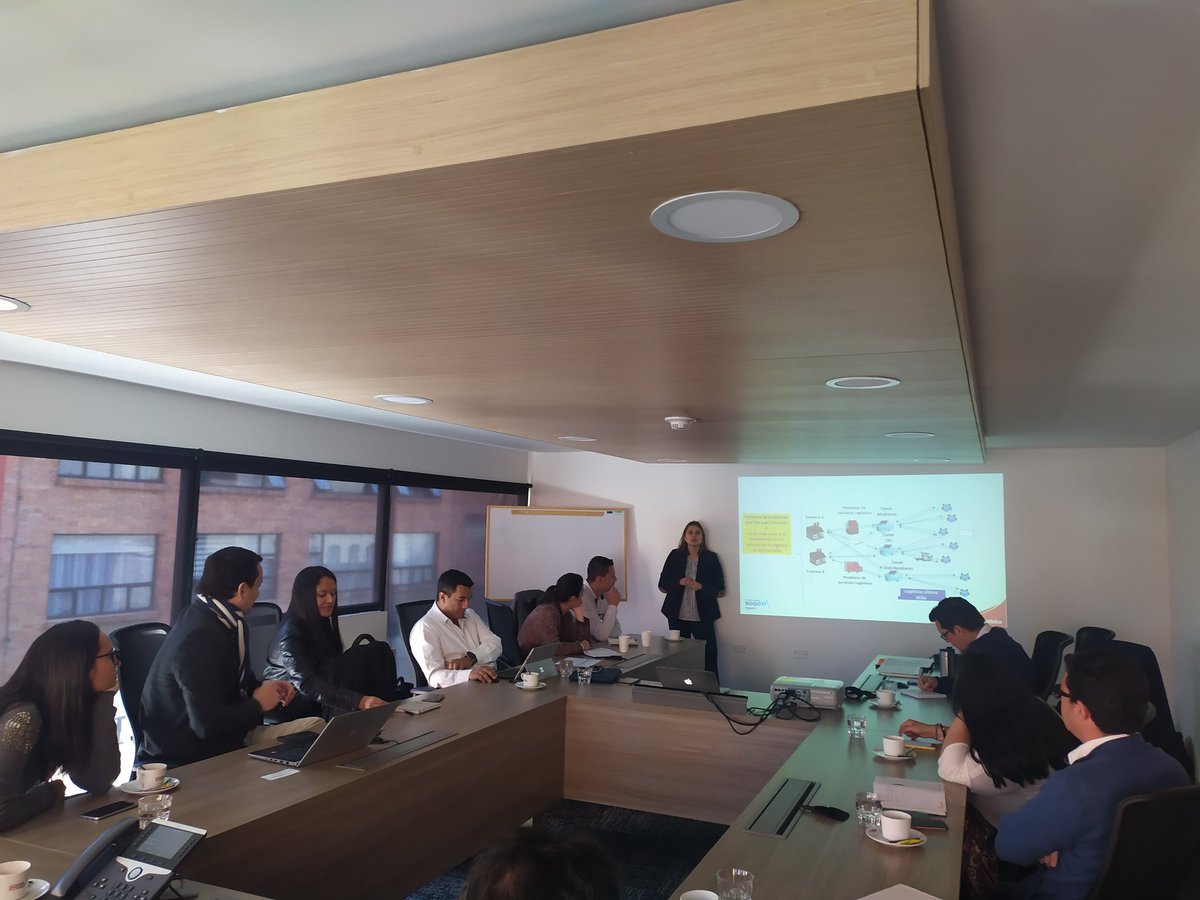 Luchafernan's tweet image. #clusterlácteo y #clusterlogistica liderados por @camaracomerbog presentando los resultados del mapeo y caracterización de los procesos logísticos criticos en última milla sector lácteo, para la definición de la hoja de ruta que permita el cierre de brechas.