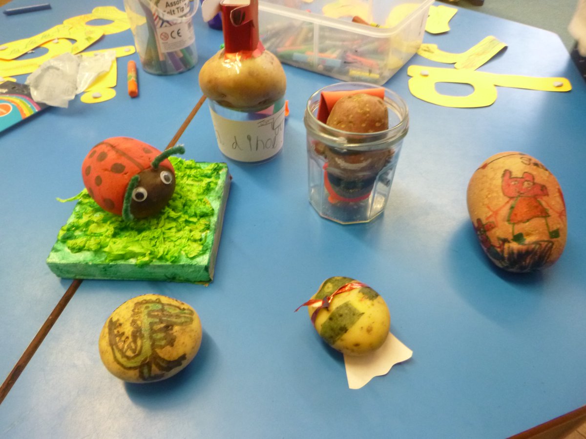 RedlandsPS's tweet photo. Some fabulous potatoes dressed up for #WorldBookDay2020 https://t.co/YDbnDlYaU4