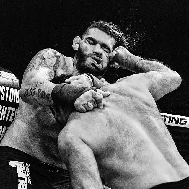 benlowy's tweet photo. OUCH!
More face-rocking strikes from some recent work I did for ESPN Magazine on the bareknuckle boxing craze.

As always my fighting work is a longer exploration in the nature and relationship of sports and war. 
#sports #boxing #bareknuckle #bareknuckl… https://t.co/83t4nThGoQ https://t.co/h1LGkUr5hT