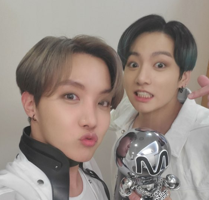 charts_k's tweet photo. @BTS_twt ㅋㅋㅋㅋㅋ who posted this 🤣 https://t.co/aqwmCs9jdo