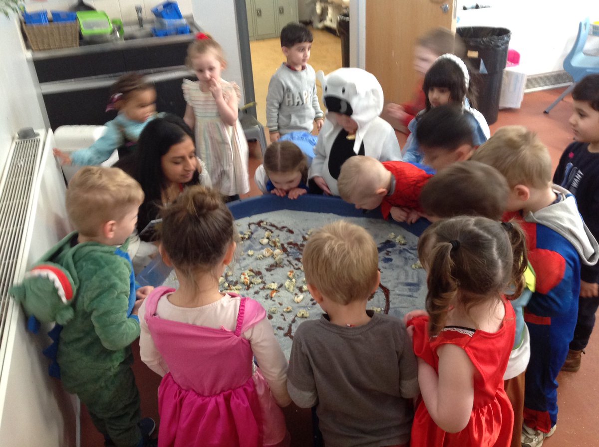 wyndhamfs1's tweet photo. Today, after reading our book Pirate Pete and his smelly feet we explored different objects with strong odours in our tuff spot. 📚📚📚 #WorldBookDay https://t.co/TanOPttnfg