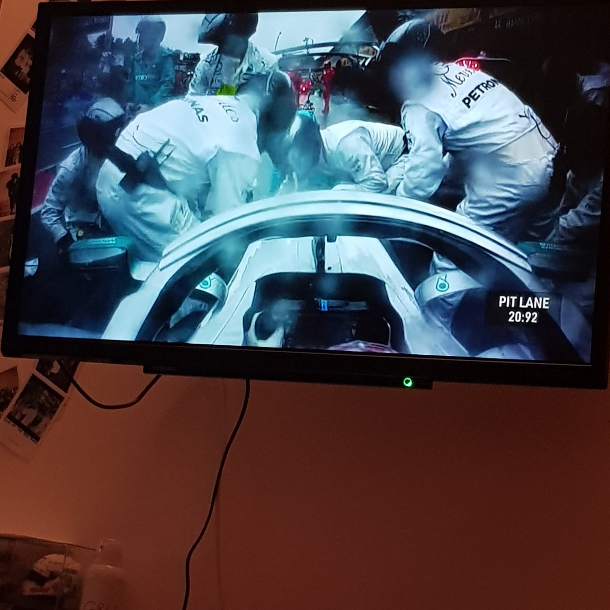 ppegiuse96's tweet photo. Netfilx che trolla Mercedes cronometrando il pit del #GermanGP 😂😂
#DTS2 #F1 https://t.co/kOCzmsYVeg