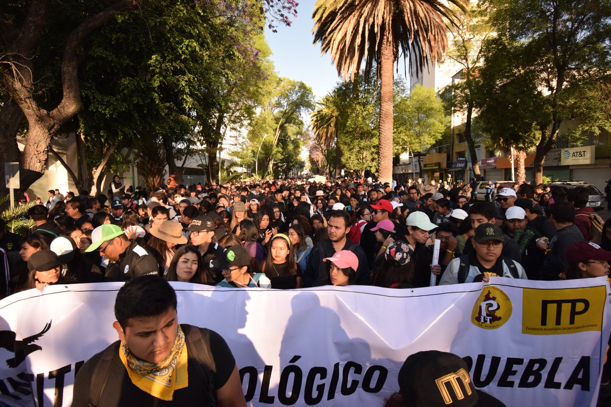 FerCanalesF's tweet photo. Estudiantes del ITP, Ibero, ISU, LaSalle, Mesoamericana, Ten de Monterrey, Anáhuac, entre otras, avanzan sobre la Avenida Juárez para iniciar la marcha rumbo a Casa Aguayo para exigir mayor seguridad.

#MegaMarchaUniversitaria 

📸 - @CentralPuebla https://t.co/JMI5GhQPuV