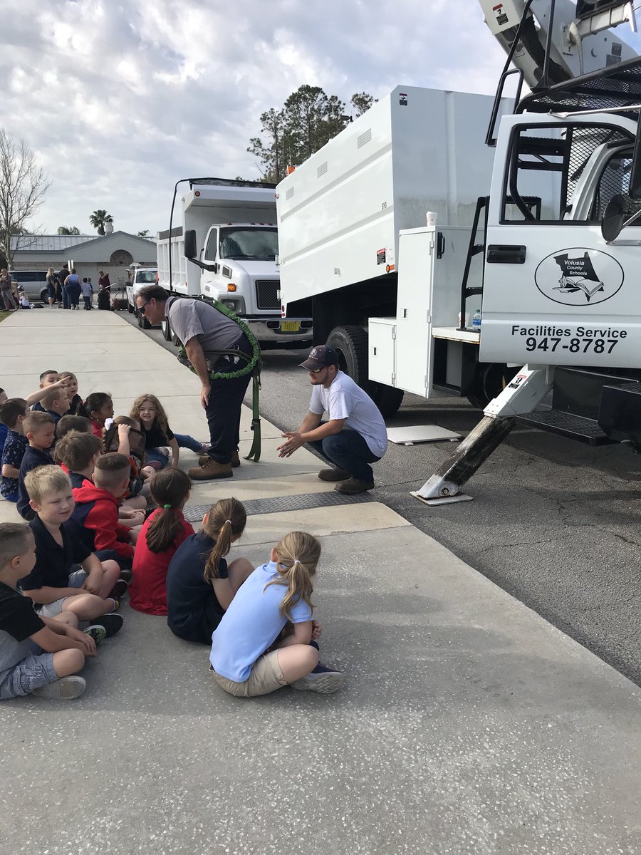 sasampso's tweet image. #vehicle Day ⁦@Pathways_Elem⁩ ⁦