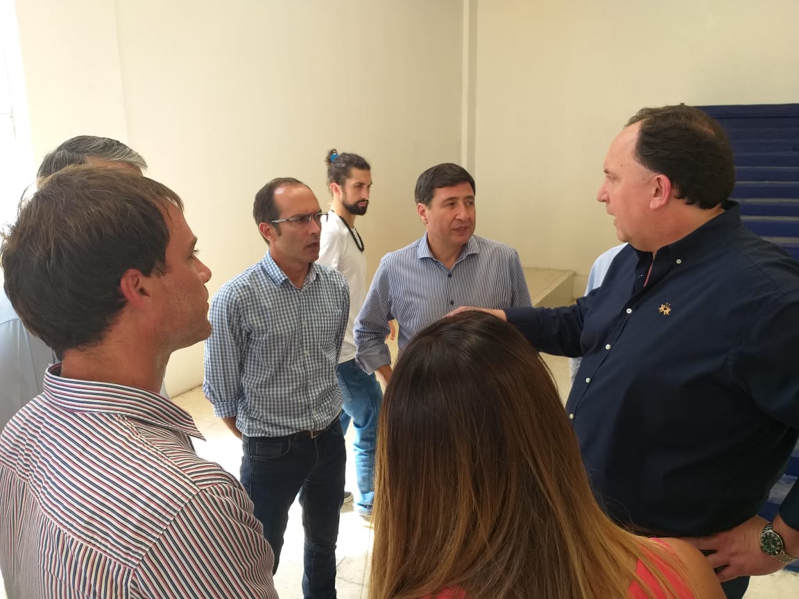 MarcosEPisano's tweet photo. Mantuve una reunión c/el ministro @LicDanielArroyo En los próximos días recibirán la #tarjetaalimentaria más de 1000 familias de Bolívar. 
Esto es un gran impacto económico, no solo para los beneficiarios del plan, sino también, para el comercio local.
#argentinacontraelhambre https://t.co/azEcM12oN6