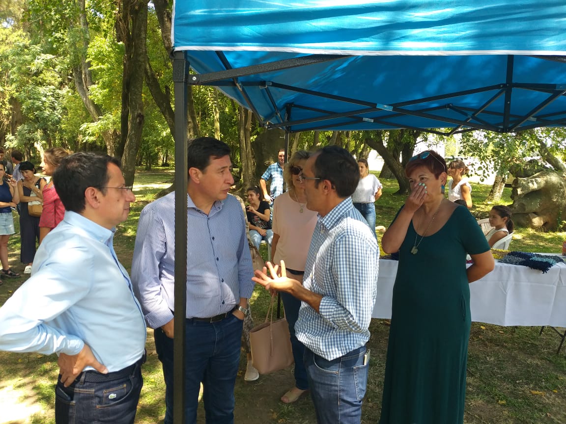 MarcosEPisano's tweet photo. Mantuve una reunión c/el ministro @LicDanielArroyo En los próximos días recibirán la #tarjetaalimentaria más de 1000 familias de Bolívar. 
Esto es un gran impacto económico, no solo para los beneficiarios del plan, sino también, para el comercio local.
#argentinacontraelhambre https://t.co/azEcM12oN6