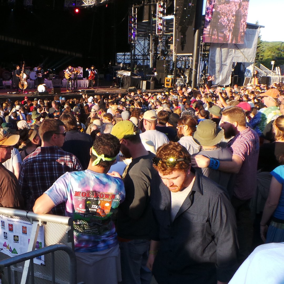 Anyone else tempted to crowd surf? 👏
#connectingbrandswithfans #mountainjam #TBT #ThinkThursday #thinkmm #events #eventmarketing #marketingstrategy #media #branding