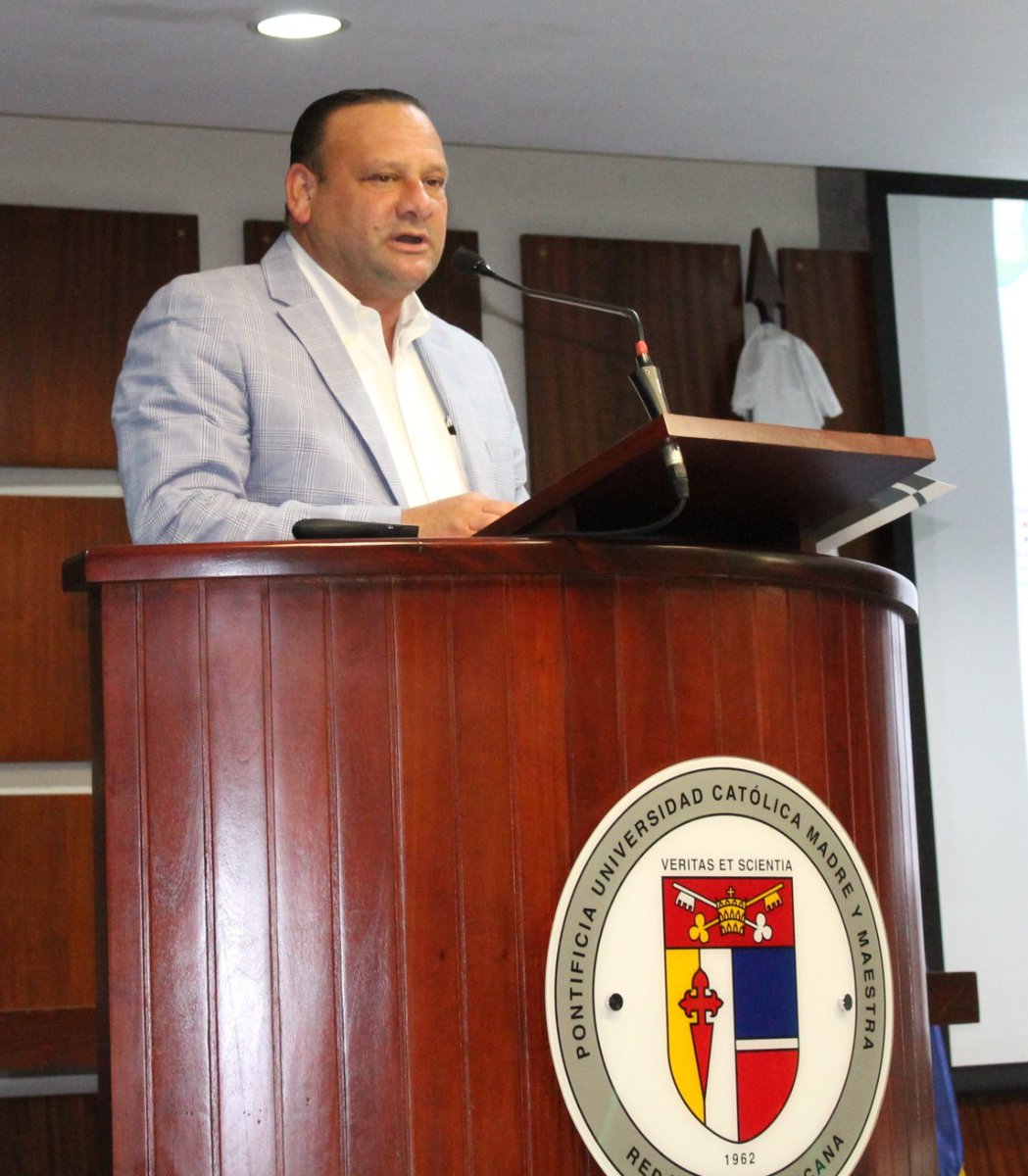CDES_PES's tweet photo. Presidente CDES presenta en @PUCMM estrategia de Movilidad Sostenible de Santiago en el foro @DominosRD "La Pirámide Invertida" 🚲 🚌 https://t.co/izLcZug8cW https://t.co/tSP8HxTyLI