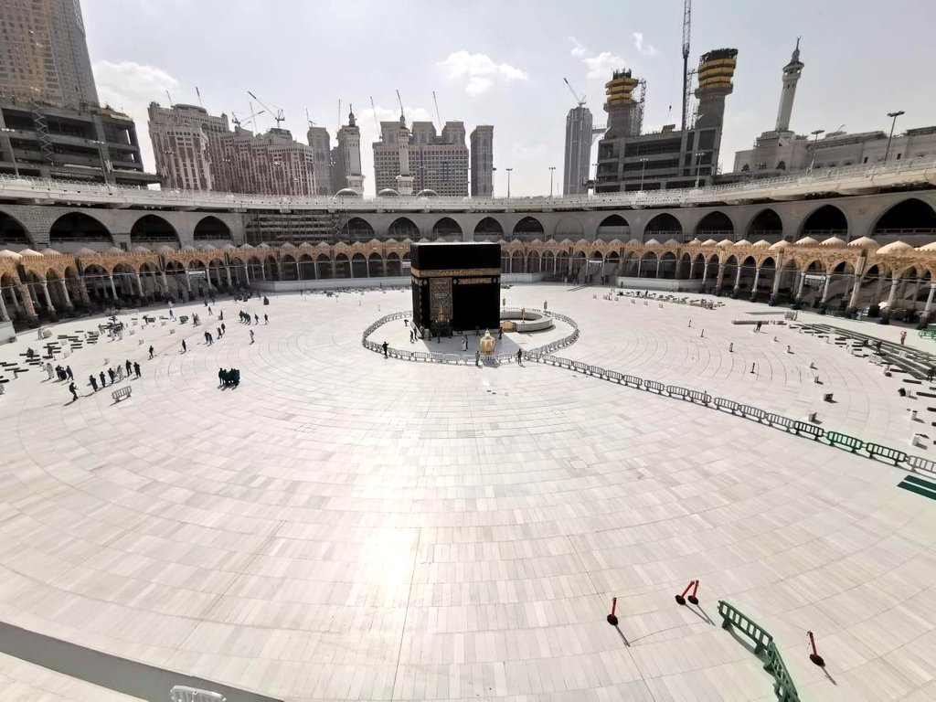cbhuk's tweet photo. Deep cleanse of Masjid Al Haram underway. We commend the efforts of 🇸🇦 for the swift preventative measures taken to reduce the risk of #Coronavirus and safeguarding pilgrims.
#COVID19 #ksa #UmrahUpdate #HajiUK https://t.co/xIxlcWyaDu