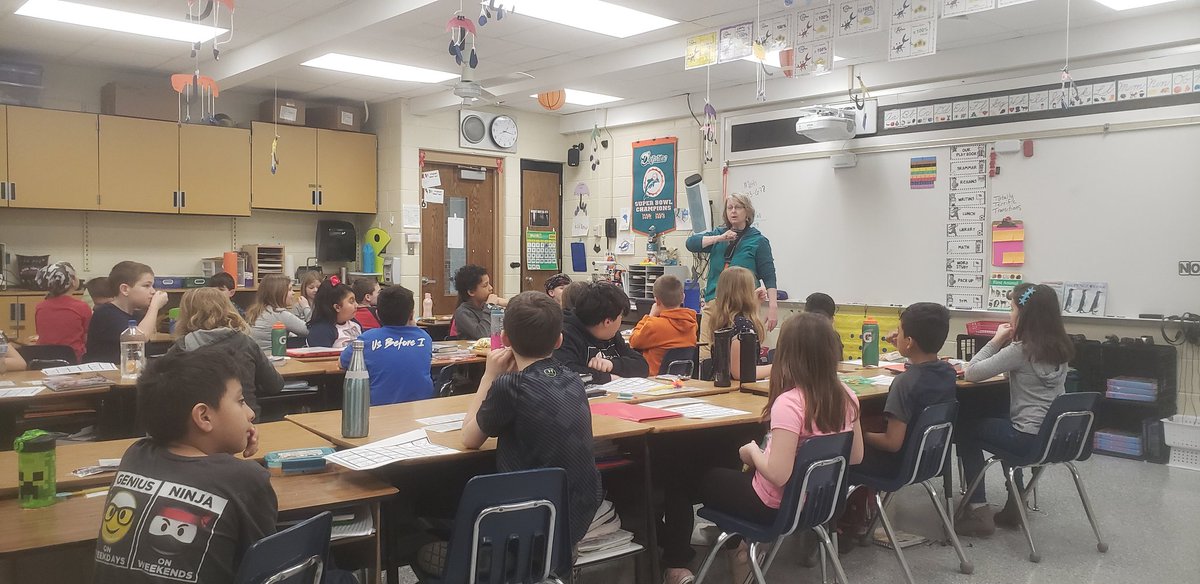 DavekosG's tweet photo. Learning sign language this beautiful Thursday morning! #gkcogs #Signin3rd #WeCanTalkSilently https://t.co/RjIi4EuPWS