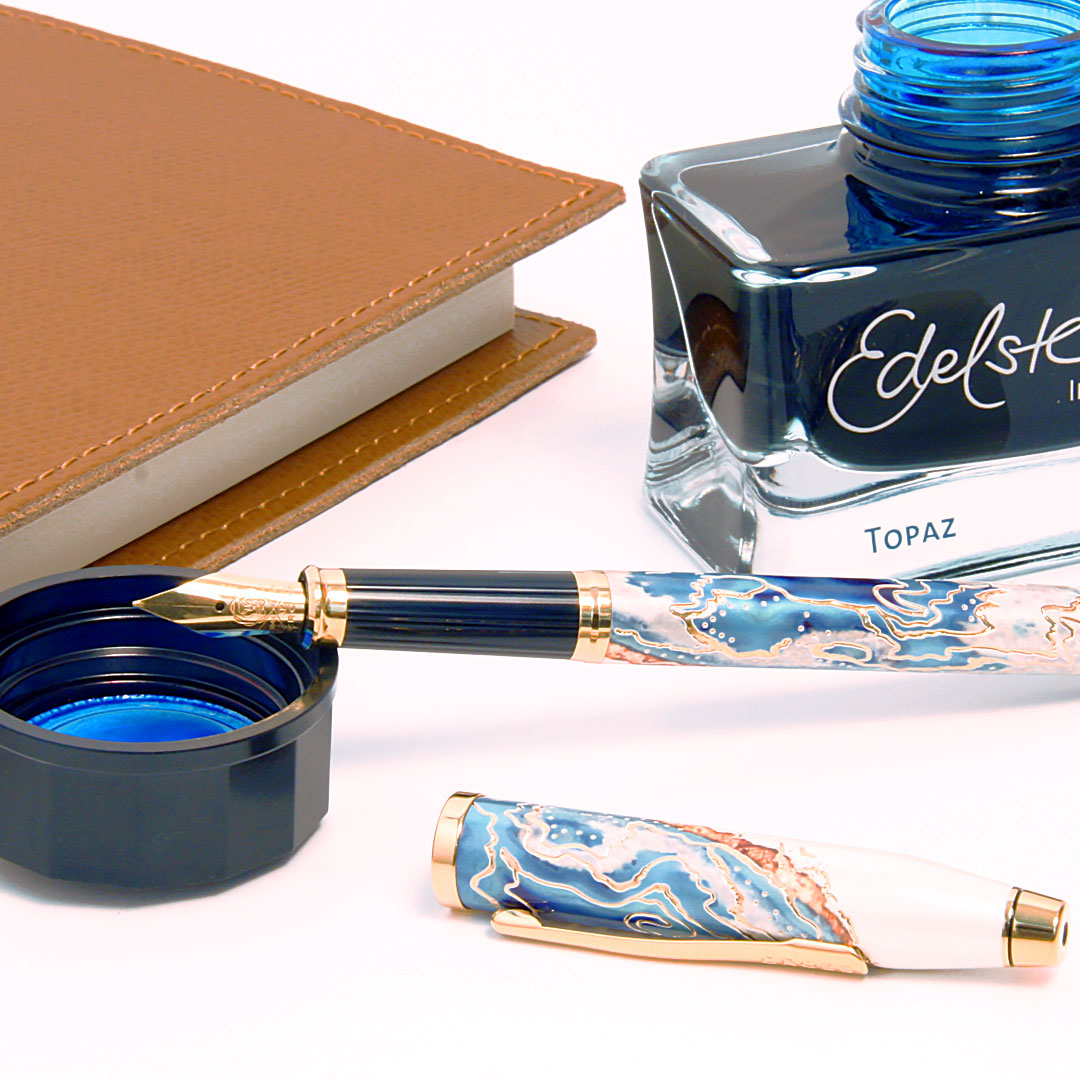 Pen_Heaven's tweet photo. "There's something special about #writingbyhand...to take a blank book and turn it into an actual book." - Joe Haldeman

Ft: @crosspens Wanderlust Malta https://t.co/gfD5v5wUz3
@pelikan_company Edelstein Ink https://t.co/ffa3jTQ5qW
Palmi Large https://t.co/aWcXYUSu6v https://t.co/MAFK00K7CG