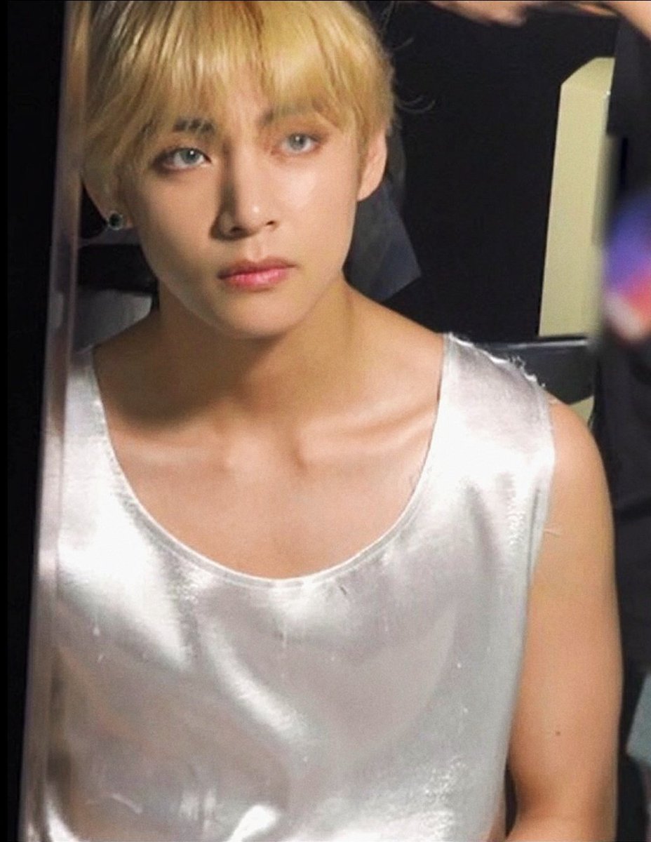 Strawberries321's tweet photo. Taehyung in tank tops. A thread https://t.co/jeZDMOtUwY