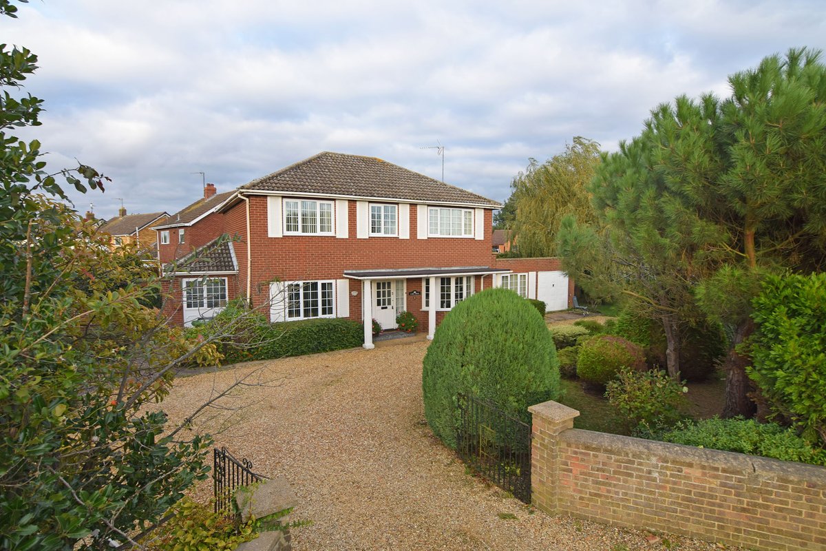 RTestateagents's tweet photo. NEW PRICE! This superb detached home in West Lynn has just been reduced. Offering a huge amount of accommodation this would make a superb family home. #newhome #home #eastofengland #westnorfolk #norfolk #eastanglia #moving https://t.co/vPTsWpJFRo