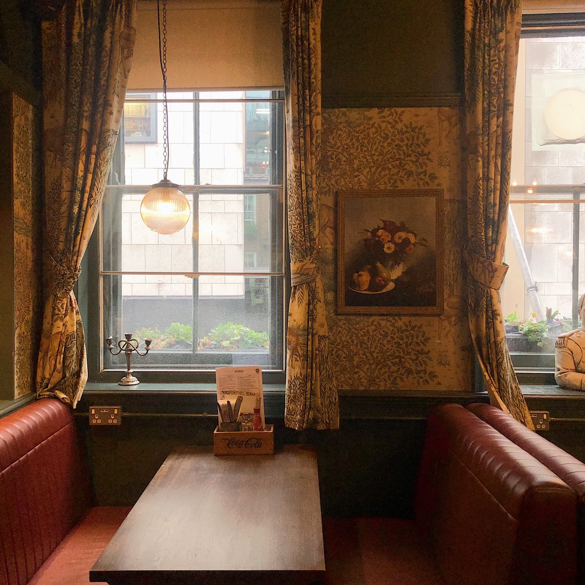 Has the rainy day got you dreaming of the weekend? Us too. Book a table for Sunday roast now, in the cosiest pub in Covent Garden 🧸