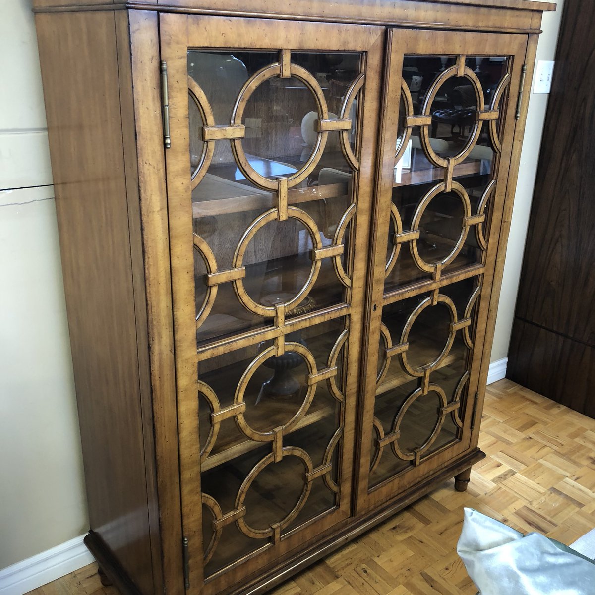 OfThingsPast's tweet photo. We have so many new arrivals from a showroom and a client who is downsizing from a magnificent home in Toronto. #loveconsignment https://t.co/D3GxPDnMDB