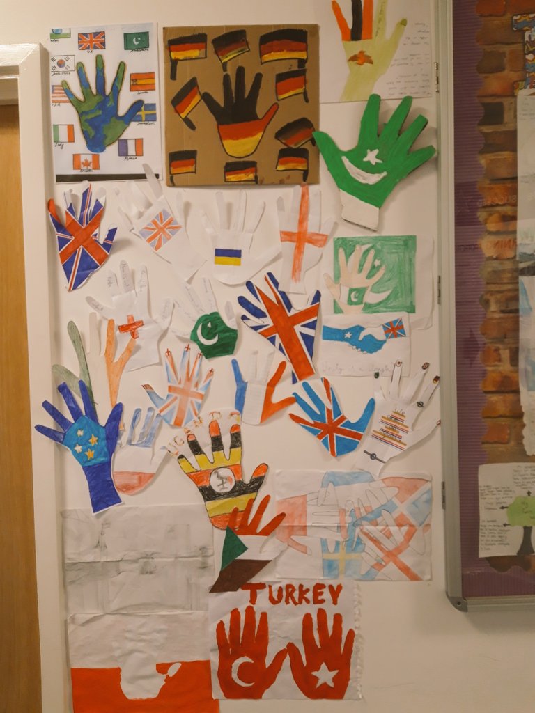 KBirchall31's tweet photo. For #internationalmotherlanguageday over the holidays, some of our pupils created hands to represent unity. @MflParkwood @ParkwoodAcademy https://t.co/xvdnOQY1ue