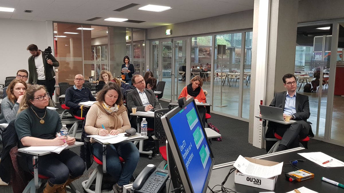 EDHEC_BSchool's tweet photo. #ProudlyEDHEC Les @Notaires_CSN en session de #formation avec le @EDHEC_fbc. Des échanges passionnés entre chercheurs, entreprises familiales et notaires. #MakeanImpact https://t.co/y6DtyVBPgv https://t.co/9cqDaYjSdP