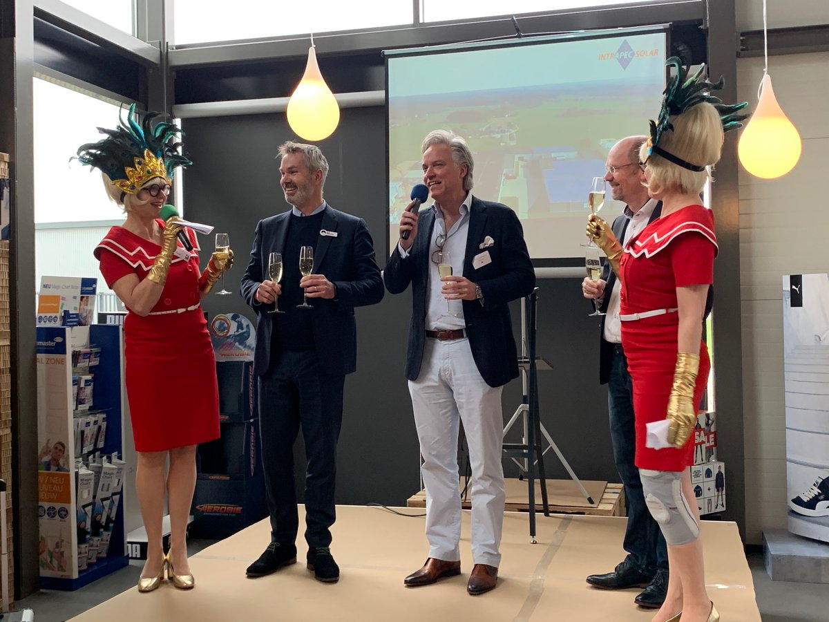 Op vrijdag 28 januari werd het zonnedak van Intrapec in Spankeren feestelijk geopend! bit.ly/2x4RObV #duurzameenergie #zonnepanelen #zonneenergie
