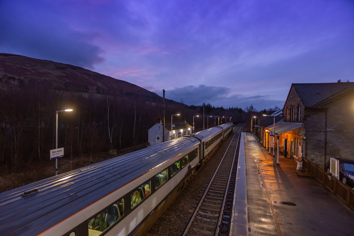 ScotRail's tweet photo. 💜 We’re sorry to hear about the collapse of @flybe. If you booked with them, you can travel free with us. Just show your boarding pass or booking confirmation.

Stranded Flybe staff can also travel for free when in uniform or on production of a company ID/payslip. https://t.co/MBfk985Opi