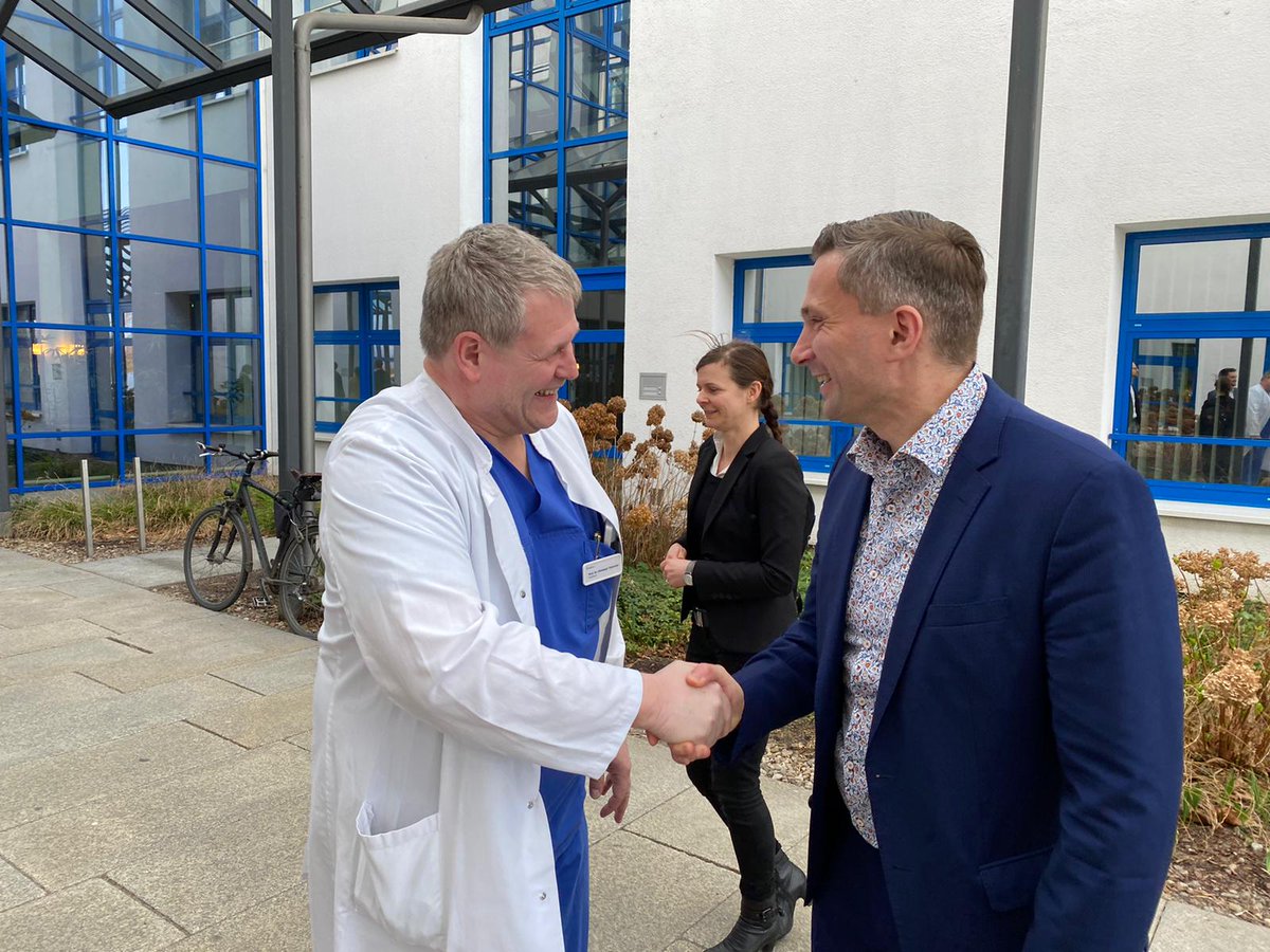 SMWA_SN's tweet photo. #Digitalisierung im Krankenhaus: @MartinDulig informiert sich zur Stunde über Projekt #5G_eHealthSax im #Helios Park-Klinikum #Leipzig. Der neue Mobilfunkstandard soll patientenorientierte Lösungen schaffen. #Sachsen fördert das Projekt mit 1,3 Mio. Euro. #sachsendigital https://t.co/IpK0otyDGF