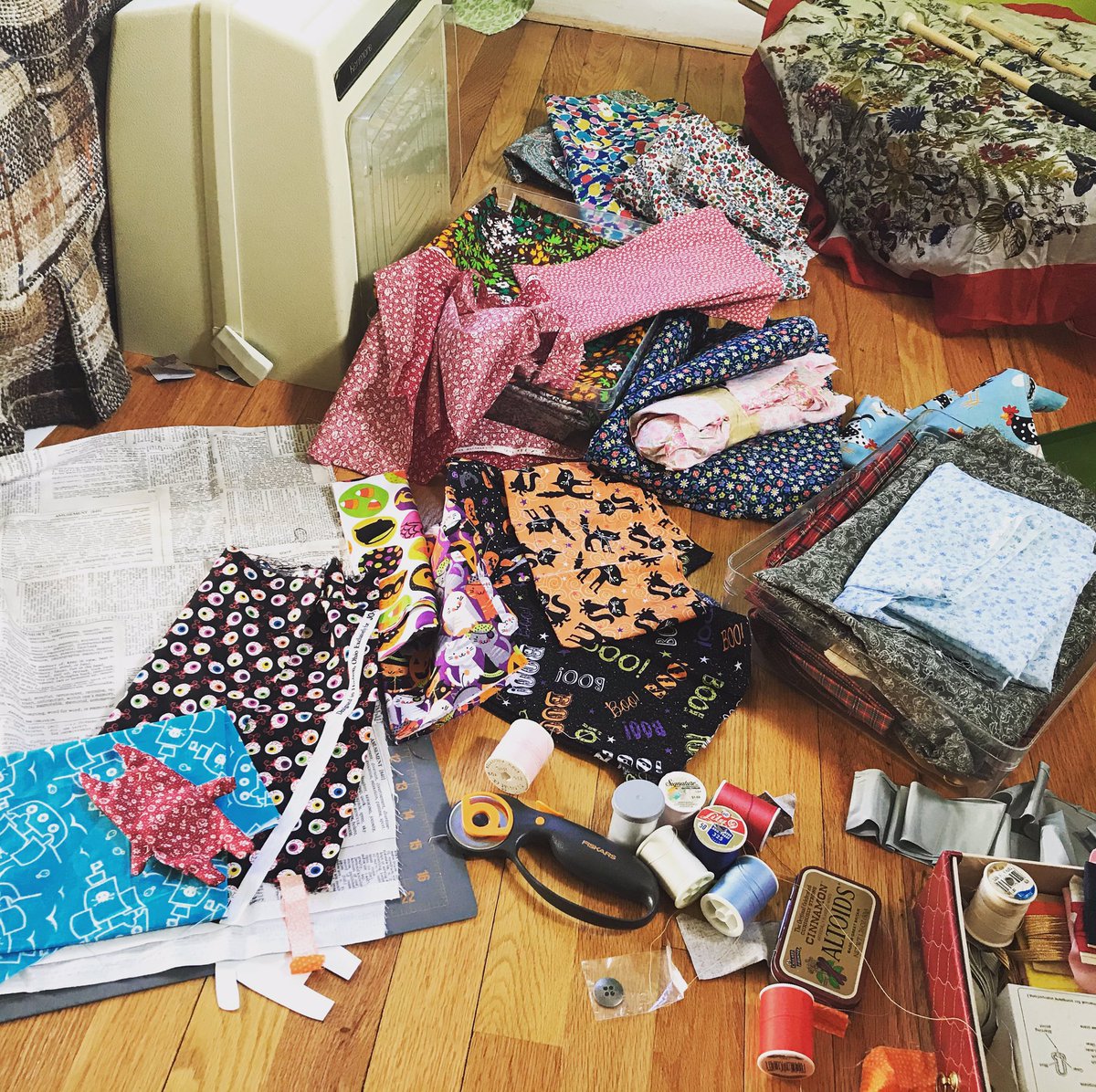 EmilyZelasko's tweet photo. I got a little off track.
#emilyzelaskoart #sewing #offtrack #notpartoftheplan https://t.co/VLdUM8q81l