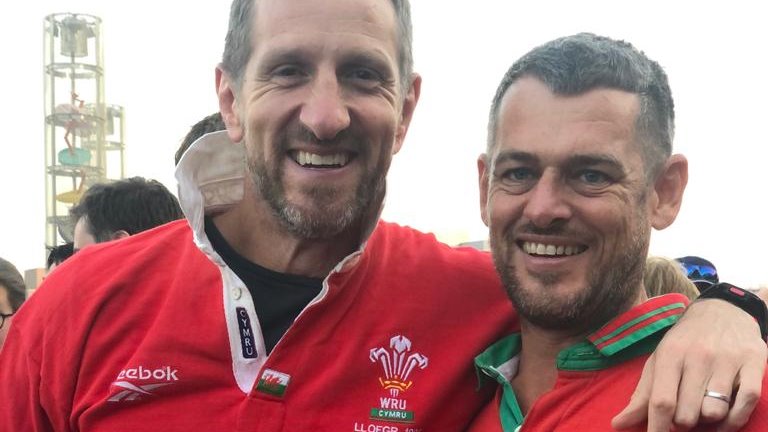 WillGreenwood's tweet photo. 💥PODCAST IS OUT💥

This week we catch up with former Wales and Lions centre Allan Bateman, and we speak to @CathSpence8 on her book 'Mud, Maul, Mascara'

I wore Allan's actual jersey to the World Cup Semi Final!!

Go check it out👇 
https://t.co/sQx5DKFMWV
@RupertCoxSKY https://t.co/tU3nHecPHR