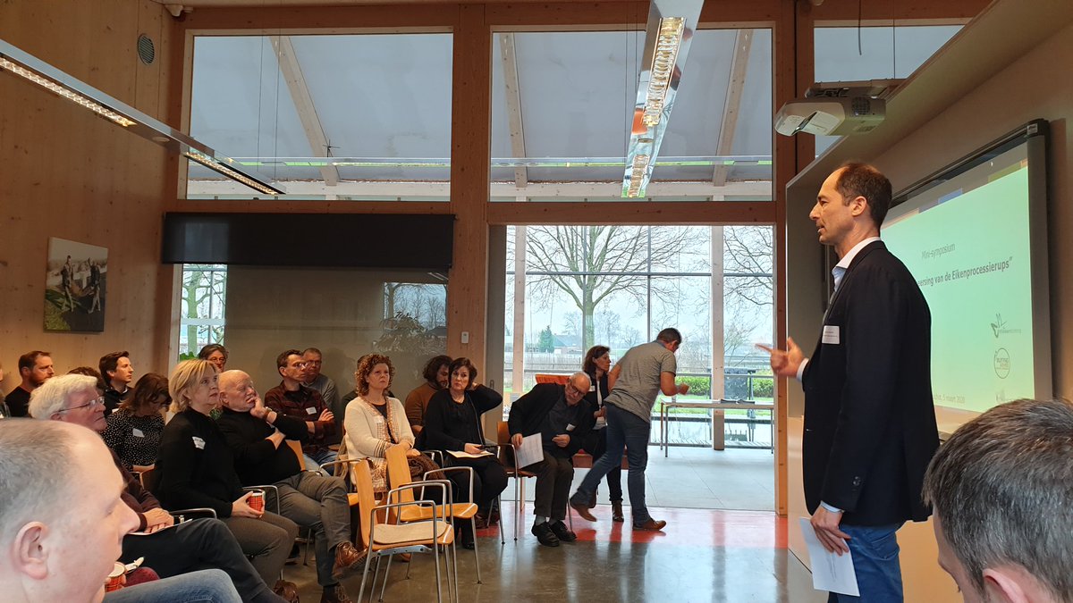 We zijn van start met het mini-symposium 'Natuurlijke beheersing van de eikenprocessierups' i.s.m. @RANOXnatuur. Opening door <a href="/bertvanhelvoirt/">Bert van Helvoirt</a>. Presentaties door @HeemVegetaties, <a href="/vlinderNL/">De Vlinderstichting</a> en <a href="/BuitingAdvies/">Ronald Buiting</a>.