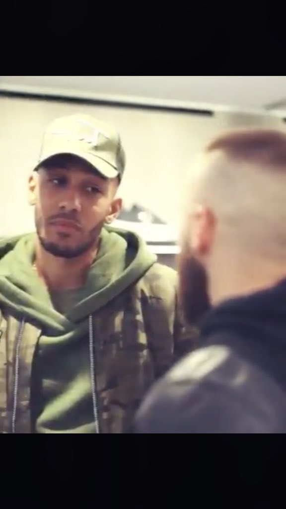TylerNg_Off's tweet photo. 🤝Quand tu connais pas @Aubameyang7  et que tu lui dis que cette veste coûte 20.000€ et qu’elle est trop cher pour lui 😂🤝 #Coronvirus #لبنان_يثور #IWD2020 #OsinbajoThrowback #Zendaya #teletravail #pentil #festabbb #Strasbourg #CentreValdeLoire #GrandeConfrontationParis #LALISA https://t.co/FXwsQRNNdf