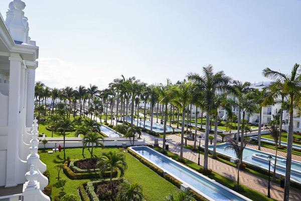 bthetravelbrand's tweet photo. 🌊 Estas vacaciones serán inolvidables en #RivieraMaya porque disfrutarás de tu estancia allí entre el lujo y las comodidades del hotel RIU #PalaceRivieraMaya, 🌊 ¡Cancún te está esperando! 🌴 @RiuHoteles 👉 https://t.co/KyUUEBK0VR #ItsRIUtime #RiuHotels #MyRIUTrip https://t.co/RzxbgTOjlN