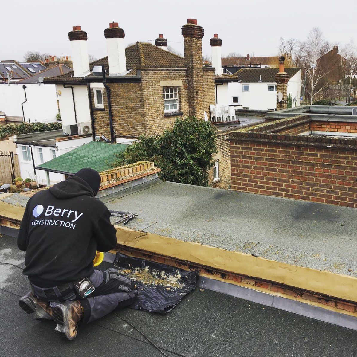 berry_construct's tweet image. Berry Construction maintenance division fixing a leaking roof in Barnes.

#Barnes #Mortlake #Roofing #stormdamage #maintenance #berryconstruction