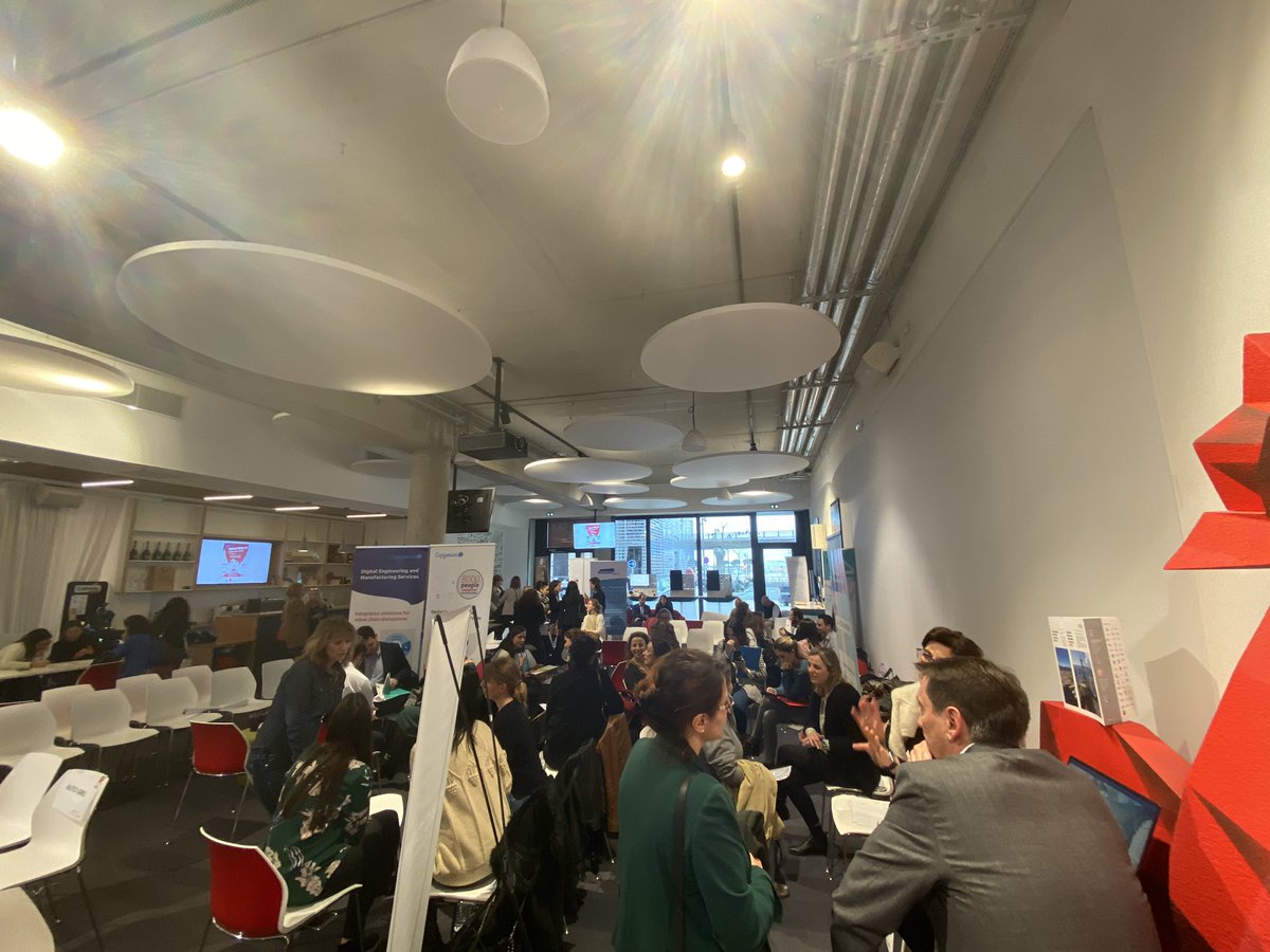 laurence0501's tweet photo. SuccÚs de masse pour la journée #TalentElles organisé par @ApecPacaCorse et le dynamique @BrunoJonchier le tout présidé par mon amie Stephanie Ragu @LAURALBA. Avec du @SimplonPaca dans la place #dégenronslatech https://t.co/cs9Q7BmqV6