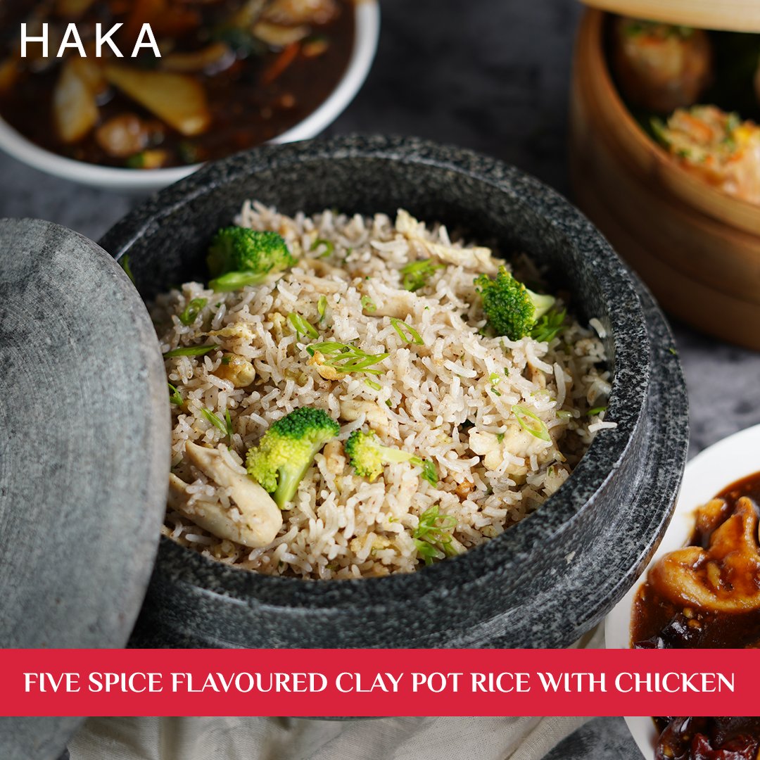 hakaindia's tweet photo. Surrender your appetite to this wholesome Five Spice Flavoured Clay Pot Rice with Chicken and let your taste buds explode with a heady dose of deliciousness. 

#Haka #ChineseCuisine #FiveSpiceFlavoured  #ClayPotRice  #Chicken#Delicious https://t.co/R9x6Yzxu9o