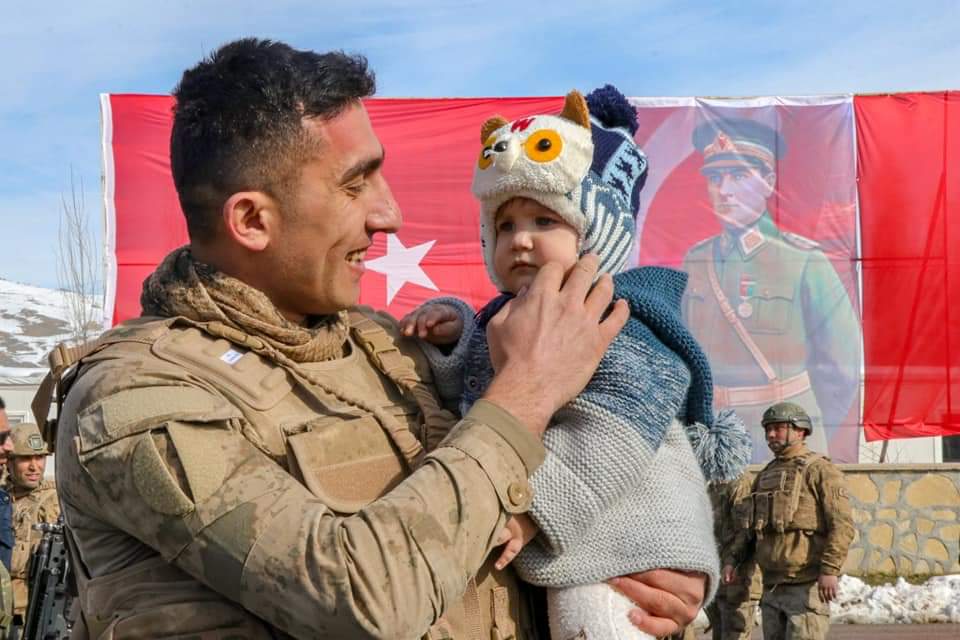 dortyoltv's tweet photo. Ana, evlat, yardan geçip geçip gittiler.
Van'dan Bahar kalkanı harekatına giden komandolarımız
#BaharKalkanıHarekatı #SpringShieldOperation
#baharkalkanı #hatay #türkiye #suriye #idlib #reyhanlı #haber #sondakika #sondakikahaber #jandarma #komando #jöh #asker #özelharekat https://t.co/EBruX0EGLe