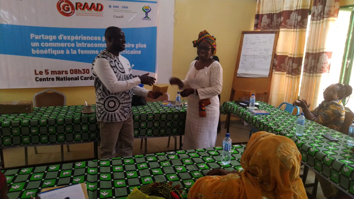 intergenre's tweet photo. En marge de la journée de partages d'expériences & d'échanges avec les opératrices économiq, des participants ont remis des dons au @GRAAD_Burkina qui fera un déplacement dans un camp de déplacées internes le 8 mars #Repenserle8Mars #JournéeInternationaledesFemmes #Burkina https://t.co/PEsENHA8o1