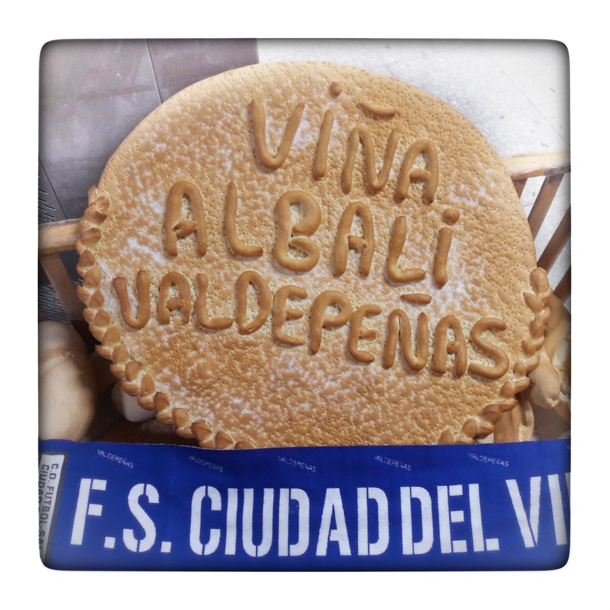 CadaCoronado's tweet photo. Vamos Viña Albalí...a por la copa!!!
Allá va nuestra torta directita a Málaga con la marea azulona.
Desde Coronado os mandamos mucha fuerza ... 
#vamosvaldepeñas💪⚽ 
#mareaazulona
#copaespañafs https://t.co/LKVLm2YeVB