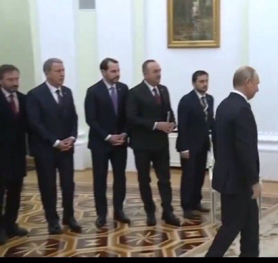 Yıllarca Ecevit'in Clinton ile şu fotoğrafını dillerinden düşürmediler. Üstelik ABD o zaman 36 Türk askerini öldürmemişti. Şimdi verdikleri poza bakın Putin karşısında.