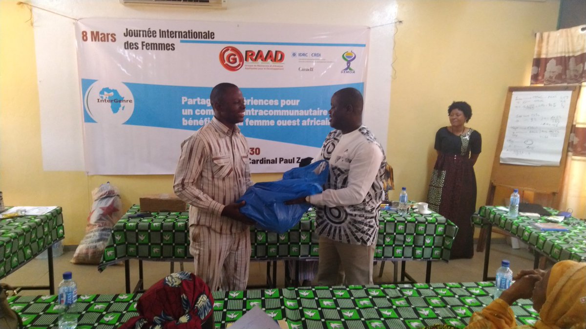 intergenre's tweet photo. En marge de la journée de partages d'expériences & d'échanges avec les opératrices économiq, des participants ont remis des dons au @GRAAD_Burkina qui fera un déplacement dans un camp de déplacées internes le 8 mars #Repenserle8Mars #JournéeInternationaledesFemmes #Burkina https://t.co/PEsENHA8o1