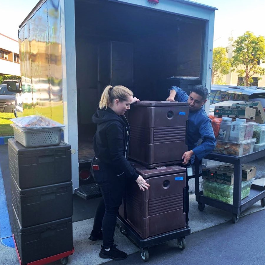 Cambro yalıtımlı taşıyıcılar, nerede servis yaparsanız yapın size yardımcı olacak💪
4 saat yalıtım, sıcacık yemekler👊

📸 via  @californiafresh_catering 

#cambrotürkiye #cambroturkey #cambro #cambromfg #otel #cafe #restoran #hotel #endüstriyelmutfak #horeca #gastronomi