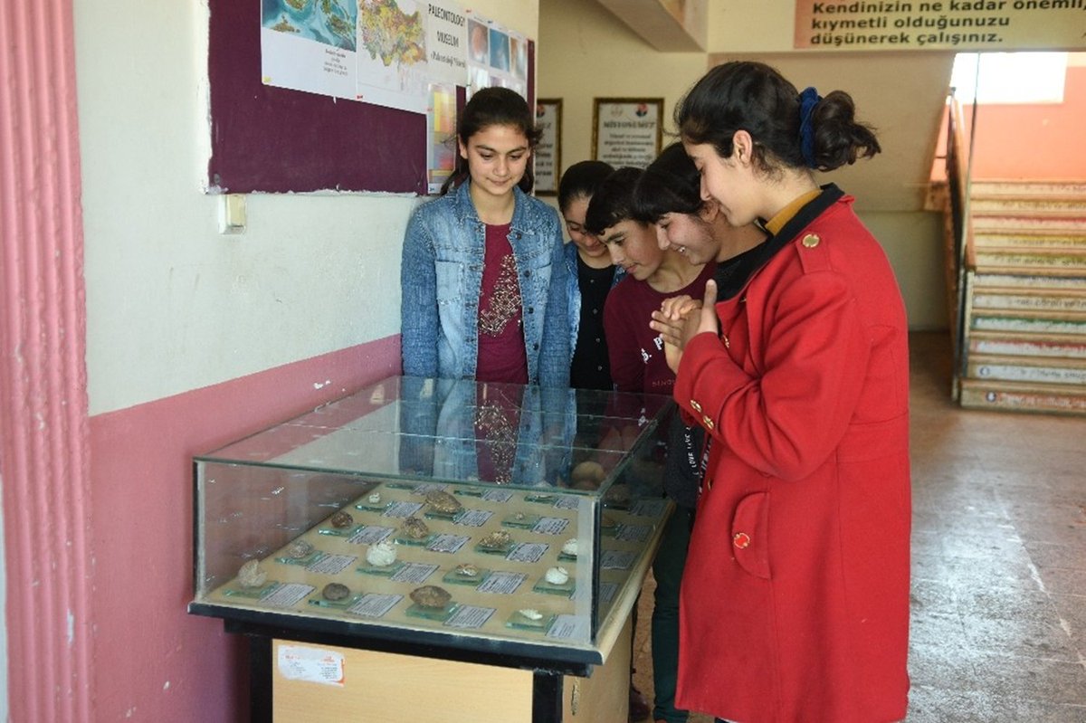 Başbuk İlk-Ortaokulu'nda @BasbukVe Ahmet Hoca ve öğrencilerinden son haberler: Yeni bulunan balık fosili de mini müzelerine eklendi. Bilimsel faaliyetler son hız sürüyor. #yurttaşbilimi #vatandaşbilimi #paleontoloji 

star.com.tr/guncel/10-mily…