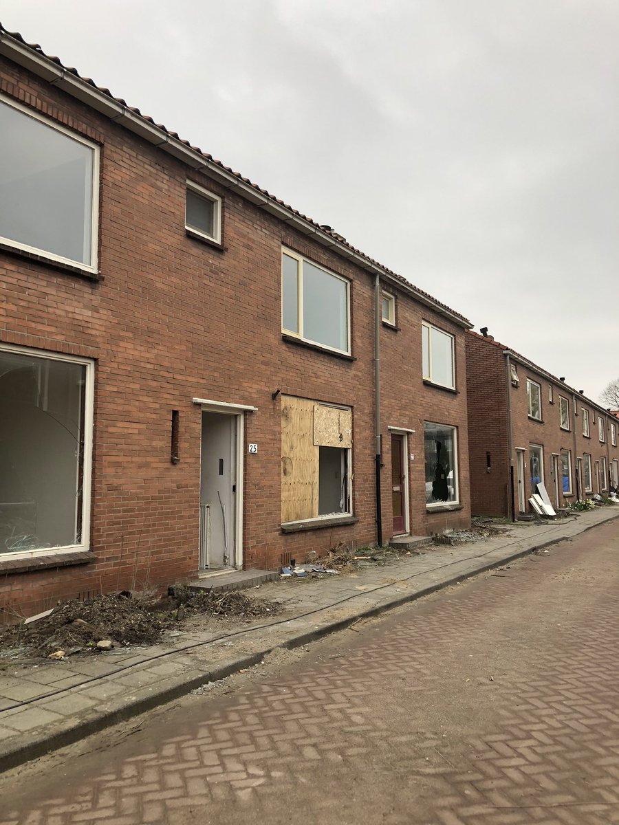 ArendsKathy's tweet photo. Naoorlogse woningen van @3BWonen in Wethouder Schipperstraat in Berkel @Lansingerland wordt gesloopt om de bouw van 43 prachtige nieuwe sociale duurzame woningen te realiseren. Best spannend om met zo’n grote kraan de muur van een huis te slopen 💪 https://t.co/ON2oQ9FI4J