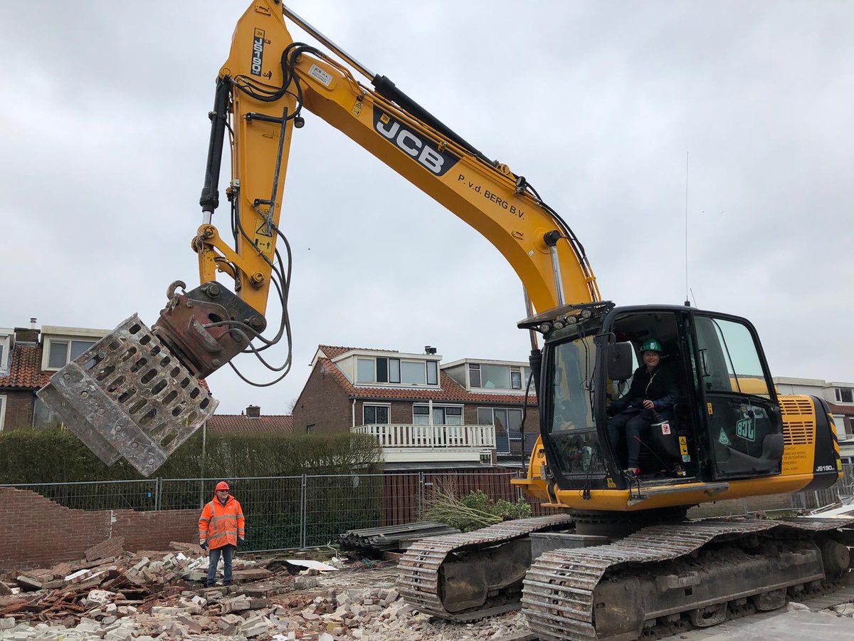 ArendsKathy's tweet photo. Naoorlogse woningen van @3BWonen in Wethouder Schipperstraat in Berkel @Lansingerland wordt gesloopt om de bouw van 43 prachtige nieuwe sociale duurzame woningen te realiseren. Best spannend om met zo’n grote kraan de muur van een huis te slopen 💪 https://t.co/ON2oQ9FI4J