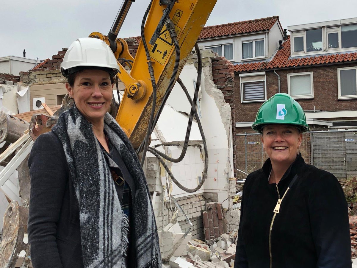 ArendsKathy's tweet photo. Naoorlogse woningen van @3BWonen in Wethouder Schipperstraat in Berkel @Lansingerland wordt gesloopt om de bouw van 43 prachtige nieuwe sociale duurzame woningen te realiseren. Best spannend om met zo’n grote kraan de muur van een huis te slopen 💪 https://t.co/ON2oQ9FI4J