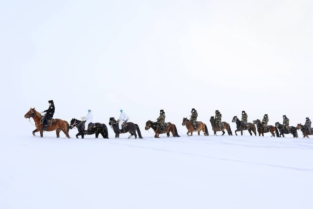 BioJournalBlog's tweet photo. Agenti di polizia cinese indossano mascherine protettive mentre raggiungono a cavallo le zone più remote della regione dello Xinjiang, per promuovere consapevolezza e informazione sul #coronavirus anche alle comunità più isolate.
📷: str/afp
#Salute #fotodelgiorno #BioJournal https://t.co/3S1GyNC4ya