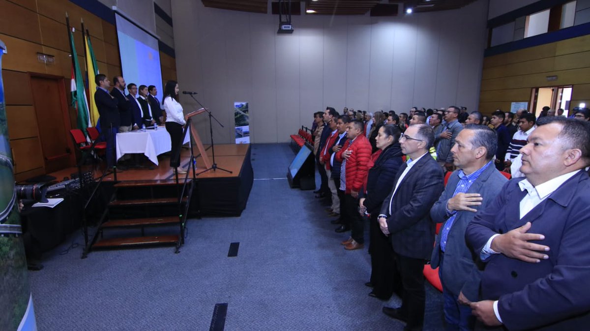 ANI_Colombia's tweet photo. #AEstaHora Vicepresidente Estructuración @DianaC_Cardona comienza audiencia pública de socialización del proyecto para la rehabilitación, mantenimiento y operación de la vía Tunja-Moniquirá-Barbosa y el mejoramiento de la variante de Cómbita. https://t.co/6ES7UUG7Sx