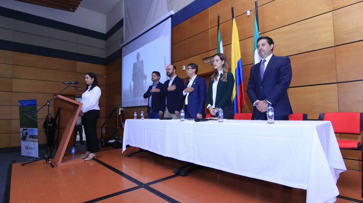 ANI_Colombia's tweet photo. #AEstaHora Vicepresidente Estructuración @DianaC_Cardona comienza audiencia pública de socialización del proyecto para la rehabilitación, mantenimiento y operación de la vía Tunja-Moniquirá-Barbosa y el mejoramiento de la variante de Cómbita. https://t.co/6ES7UUG7Sx