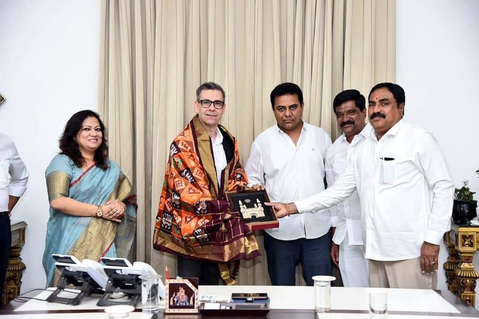 PrakashNayakBRS's tweet photo. .#sanofipasteur, Head of International Sites & Partnerships,Mr.Fabrice Geoffroy met Minister @KTRTRS at Pragathi Bhavan today. Ministers Errabelli Dayakar Rao and Vemula Prashanth Reddy,Shantha Biotech Chairman Varaprasad Reddy & Principal Secretary #jayesh_ranjan were present. https://t.co/TQWiaP8HZx