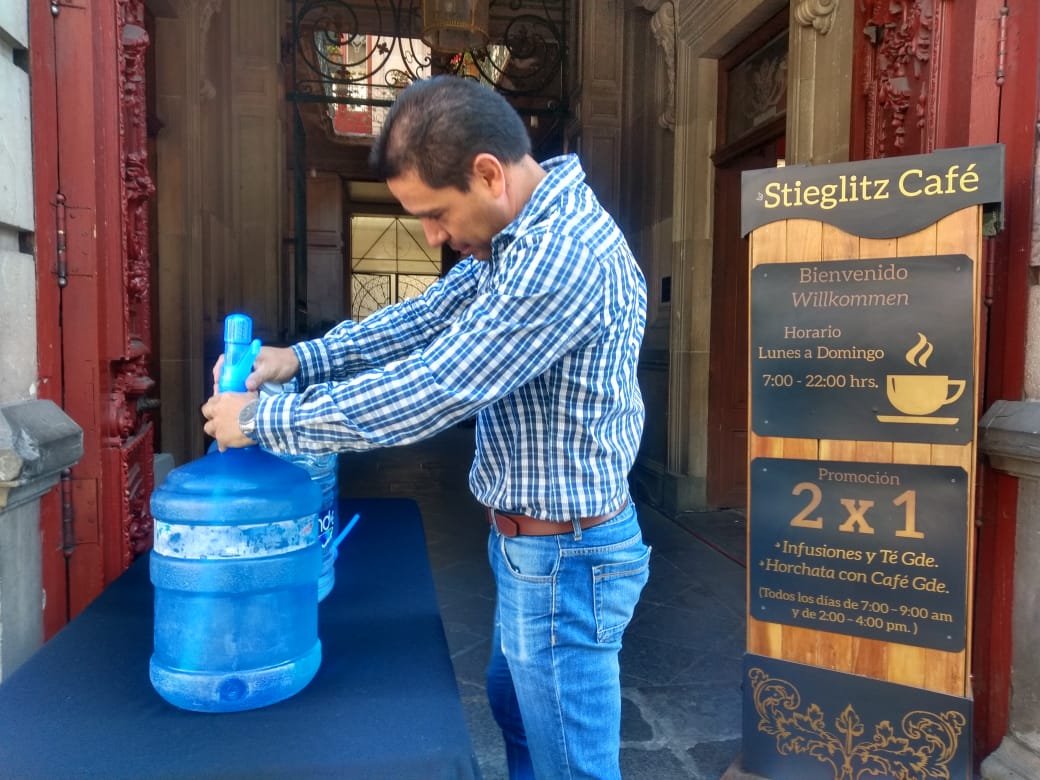 elsoldepuebla1's tweet photo. 🥤Comercios que se encuentran sobre avenida Palafox, instalan mesas de hidratación para los estudiantes #Puebla #MegaMarchaUniversitaria | Vía @diaz_bibiana 

Lee más: 🚸https://t.co/XR6Njdq6Hr 🚸 https://t.co/u2AcfNSOKn